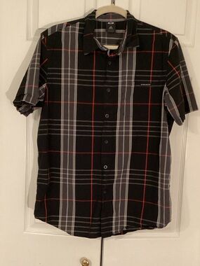 Oakley Black Plaid Short-Sleeve Button-Down Shirt with Red and Gray Lines Large